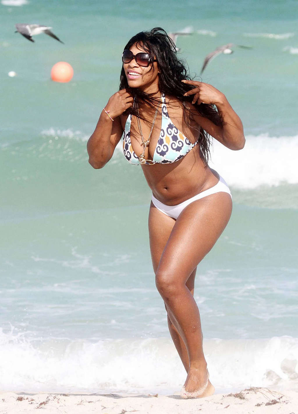 Serena williams che mostra il corpo sexy e il culo caldo in bikini sulla spiaggia
 #75330745