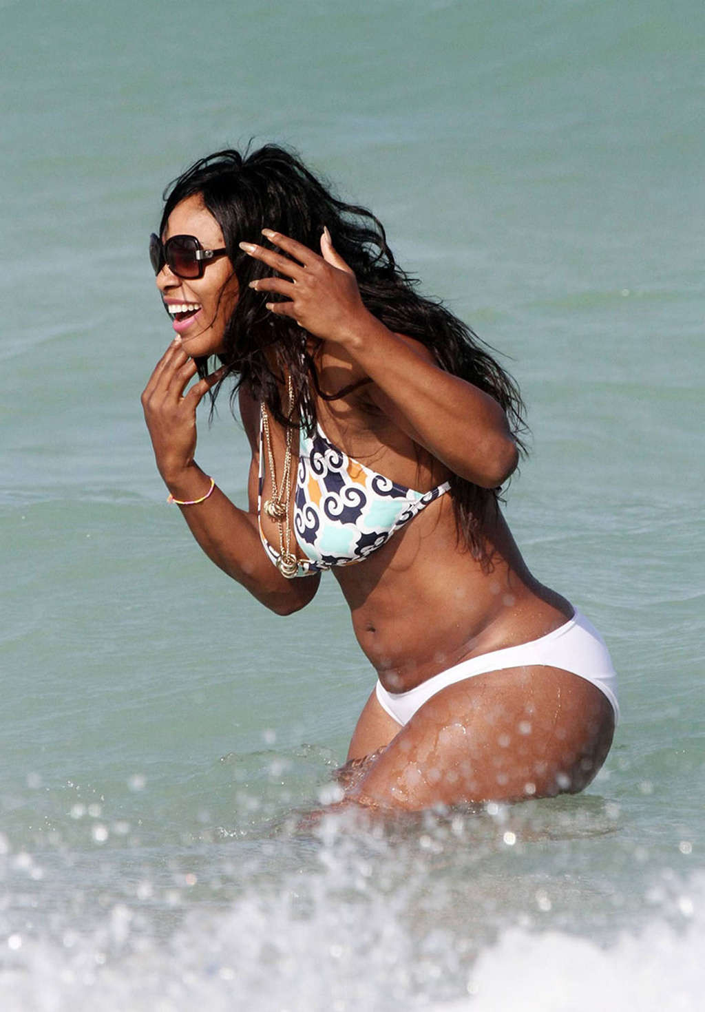 Serena Williams zeigt sexy Körper und heißen Arsch im Bikini am Strand
 #75330763