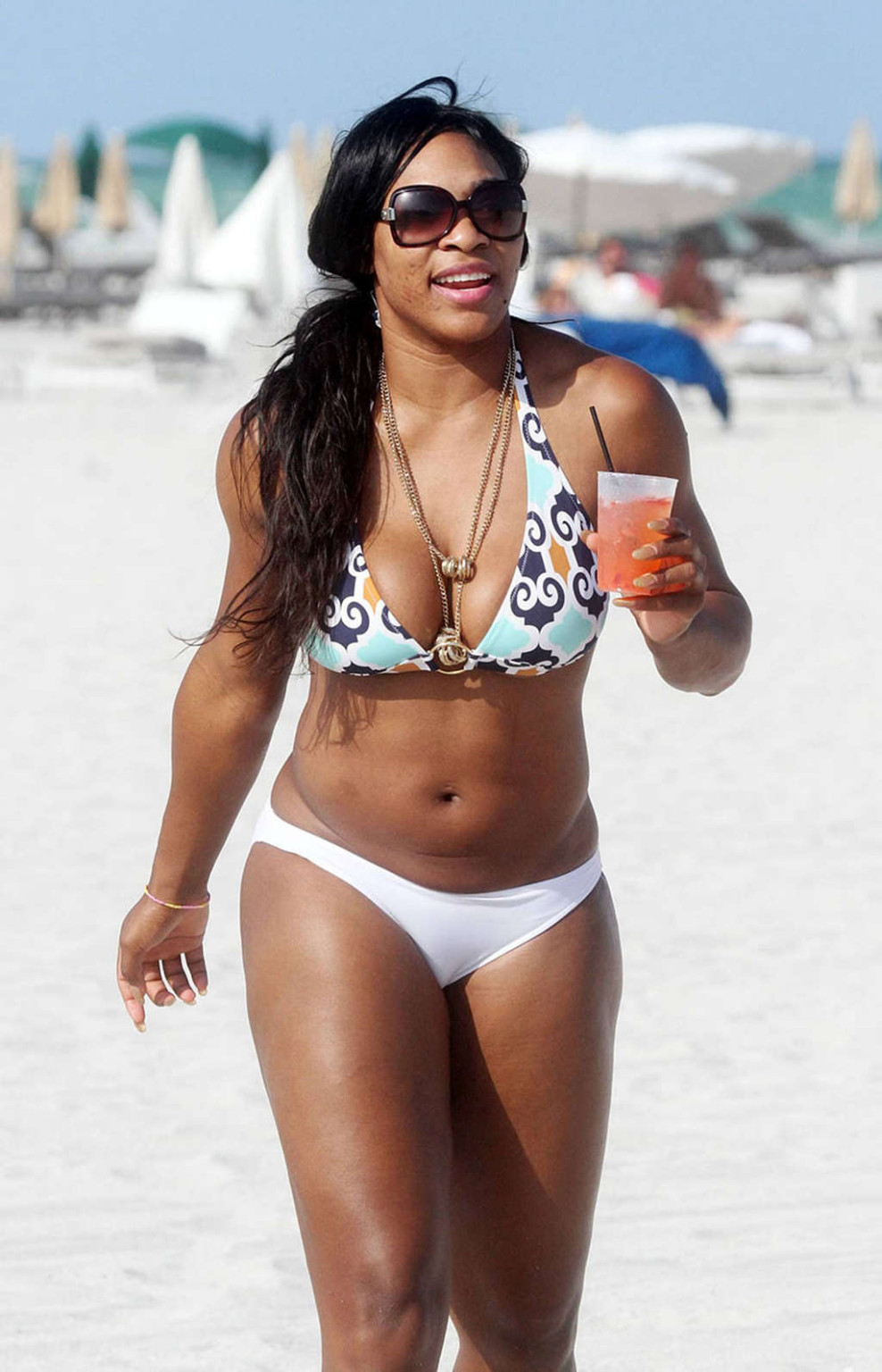Serena Williams zeigt sexy Körper und heißen Arsch im Bikini am Strand
 #75330773