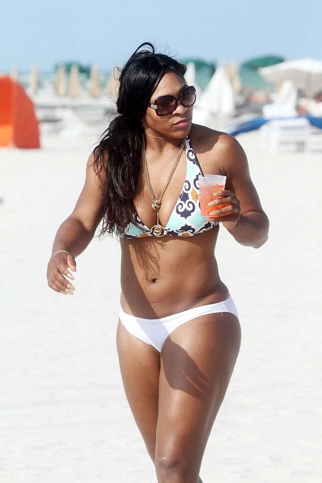 Serena Williams zeigt sexy Körper und heißen Arsch im Bikini am Strand
 #75330783