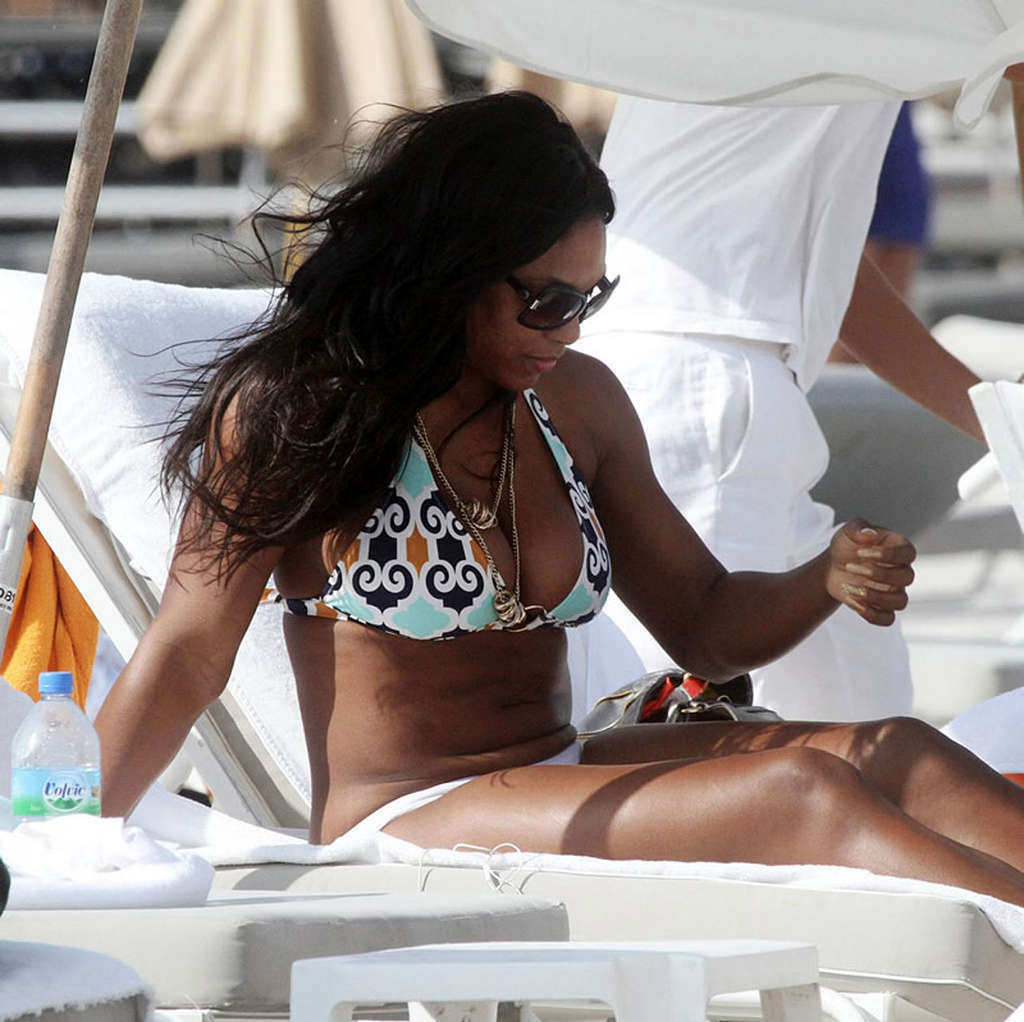 Serena Williams zeigt sexy Körper und heißen Arsch im Bikini am Strand
 #75330797