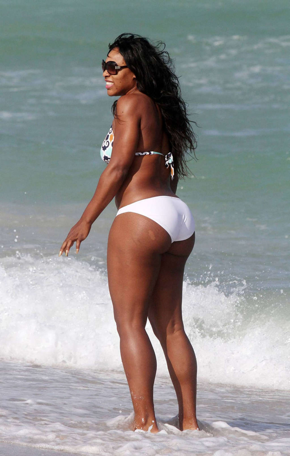 Serena Williams zeigt sexy Körper und heißen Arsch im Bikini am Strand
 #75330815
