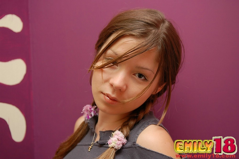 Teen Girl Emily zeigt sich
 #67860413