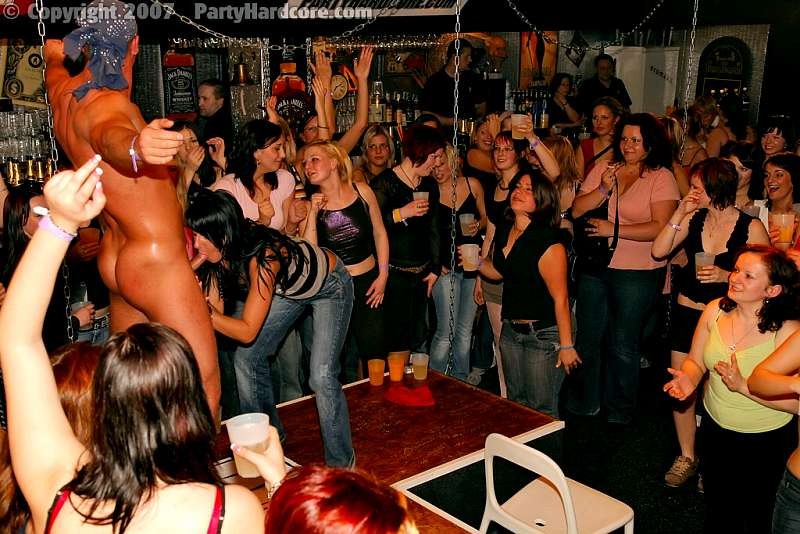 Stripper usa su poder para desnudar a una tímida asiática
 #70004037