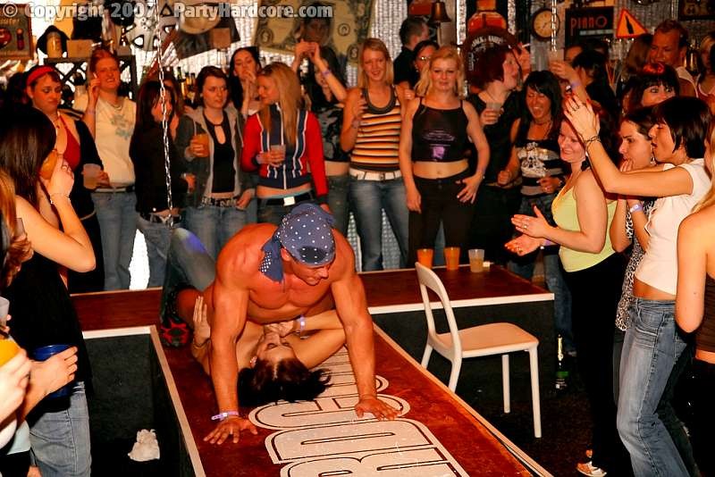Stripper usa su poder para desnudar a una tímida asiática
 #70004069