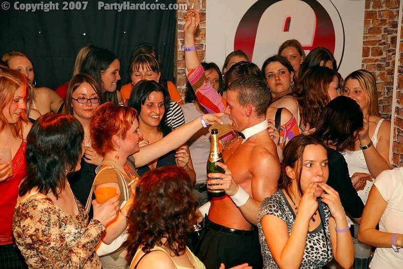 Stripper usa su poder para desnudar a una tímida asiática
 #70004121