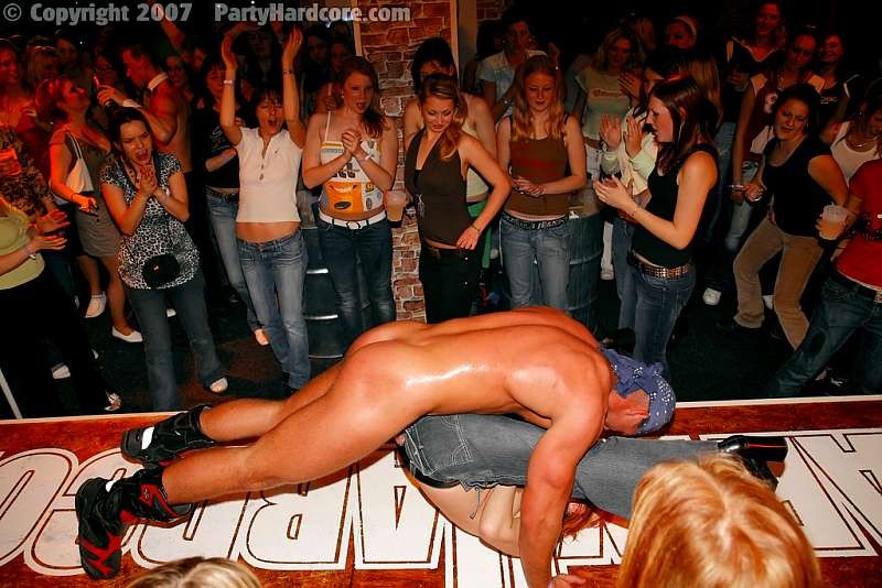 Stripper usa su poder para desnudar a una tímida asiática
 #70004129