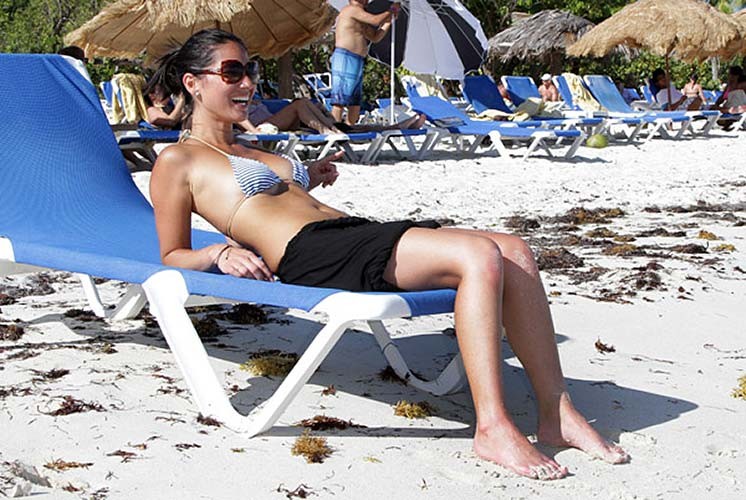 Olivia munn entblößt ihren sexy Körper und heißen Arsch im Bikini am Strand
 #75289211