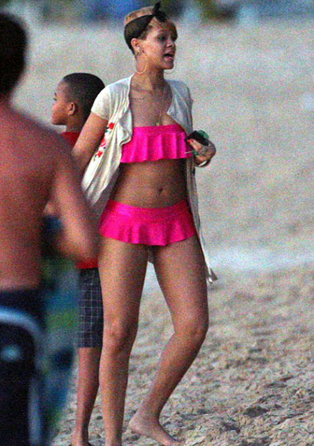 Rihanna zeigt schönen Körper und sexy Arsch in ihrem rosa Bikini
 #75366296