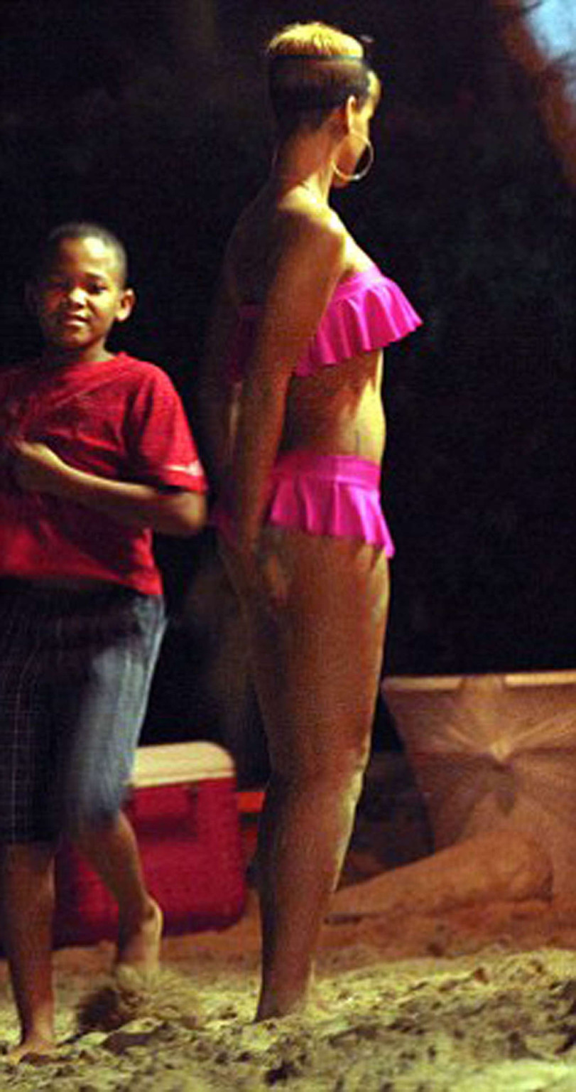 Rihanna showing nice body and sexy ass in her pink bikini #75366331