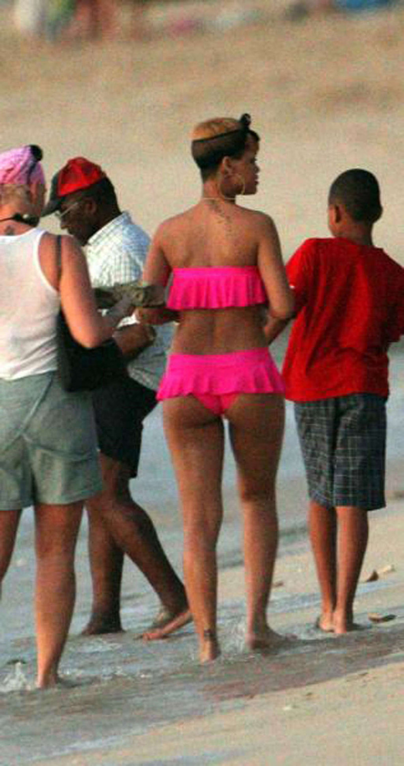 Rihanna zeigt schönen Körper und sexy Arsch in ihrem rosa Bikini
 #75366374