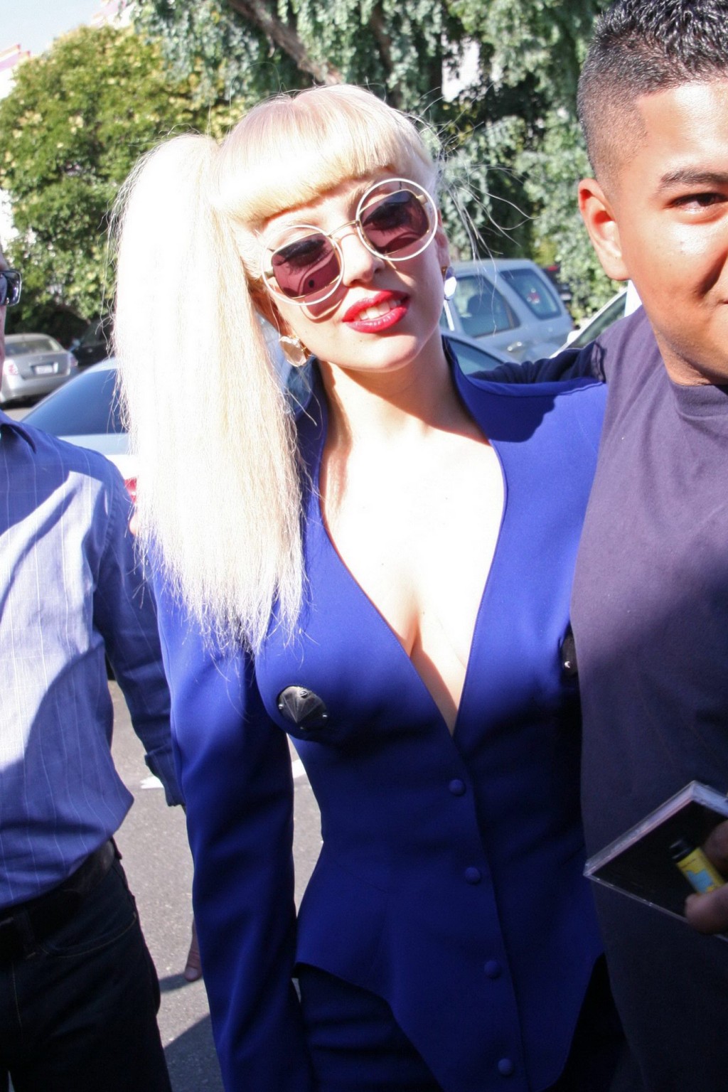 レディー・ガガ、LAのラジオ局の前で青い服を着て横乳を見せる
 #75294224