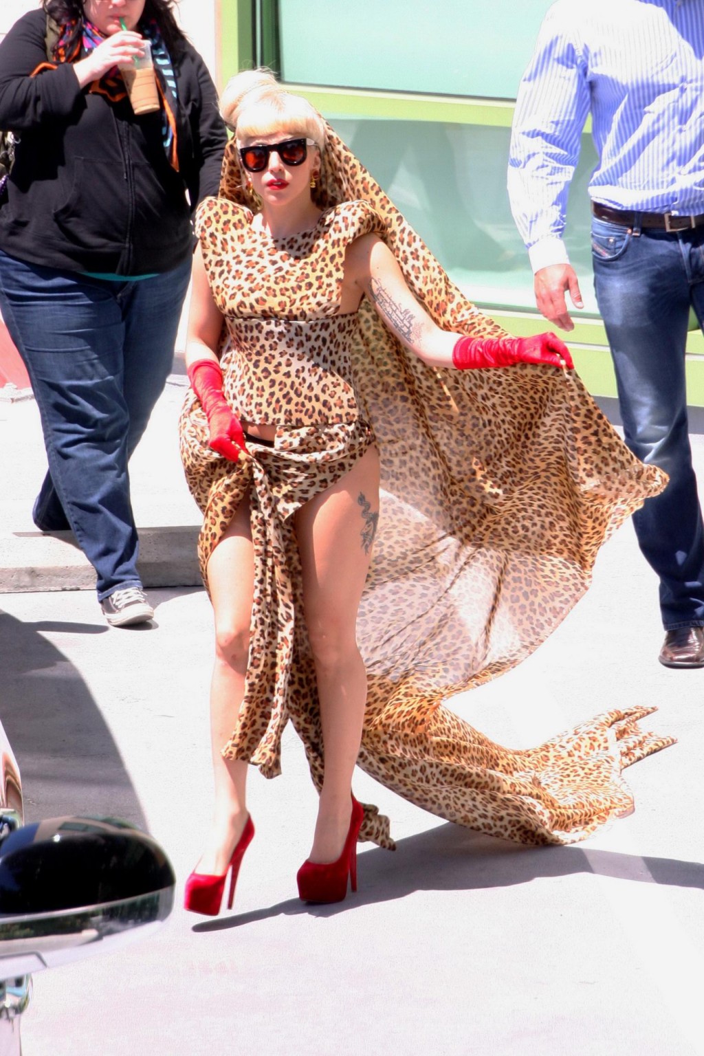Lady Gaga mostra lato-boob indossando sexy abito blu fuori radio amp a La
 #75294280
