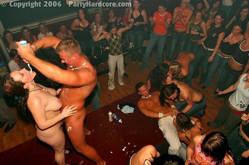 Gorda fiestera toma la polla de un stripper con la garganta profunda
 #75575963