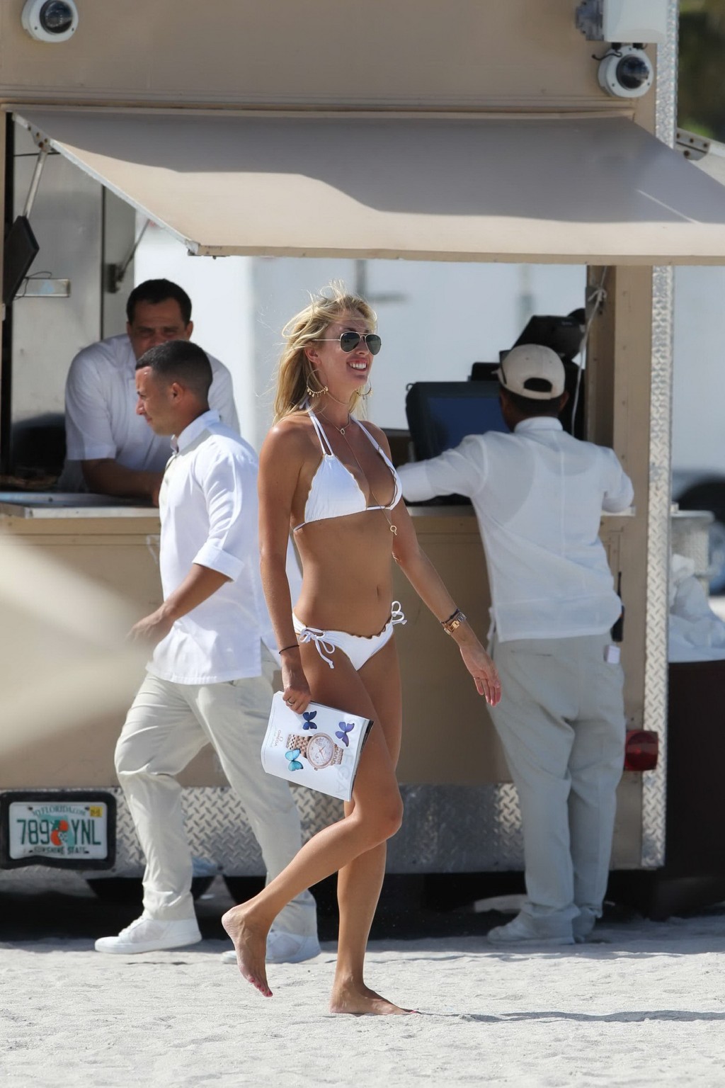 Lauren stoner zeigt ihren heißen Körper in einem winzigen weißen Bikini am Strand in mi
 #75186608