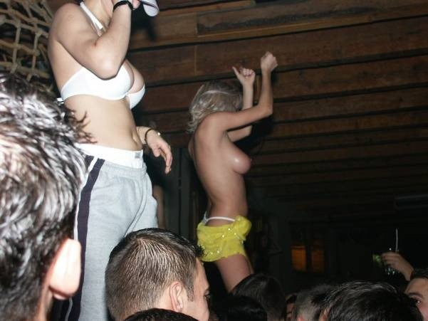 Wilde betrunkene College-Mädchen Party hart blinken in der Öffentlichkeit
 #76400322