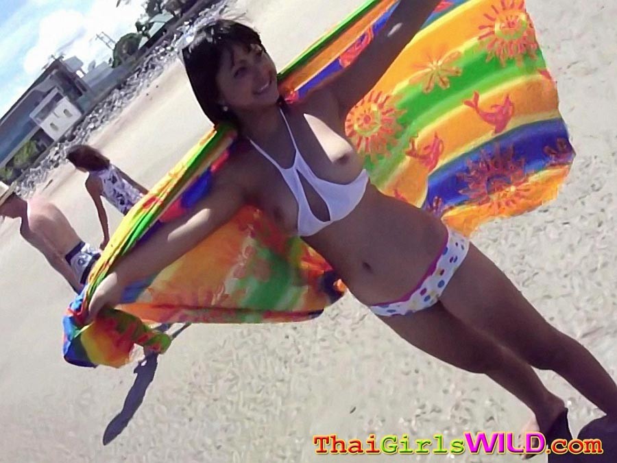 La calda teenager thailandese febe mostra le sue tette vivaci in spiaggia
 #69745176