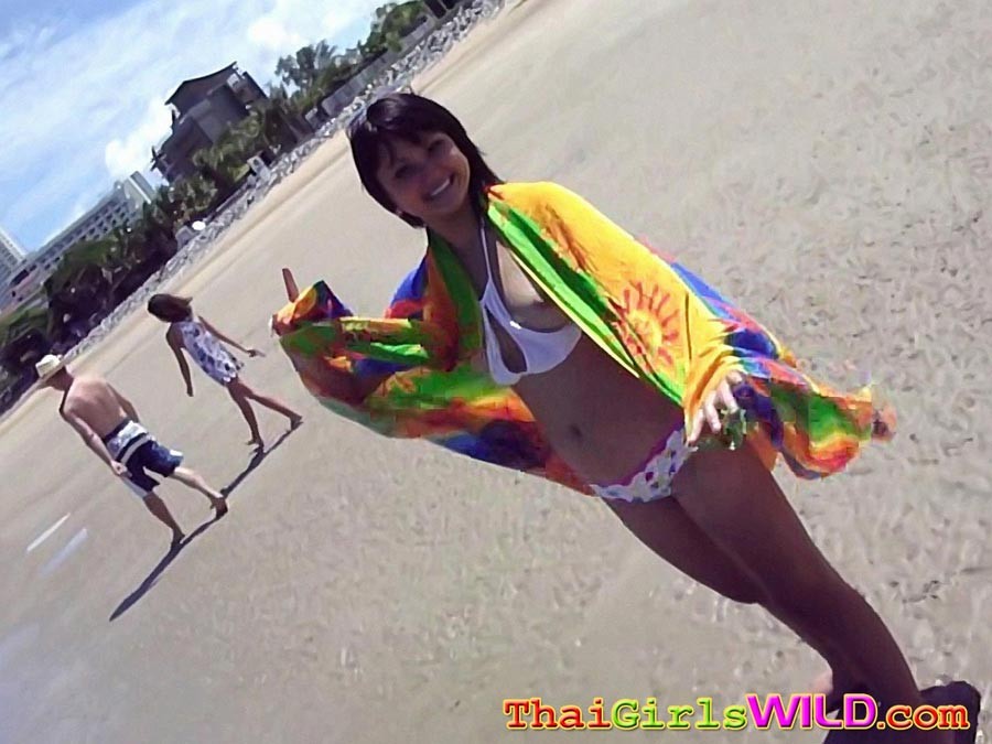 Febe, jeune thaïlandaise sexy, montre ses seins à la plage.
 #69745185