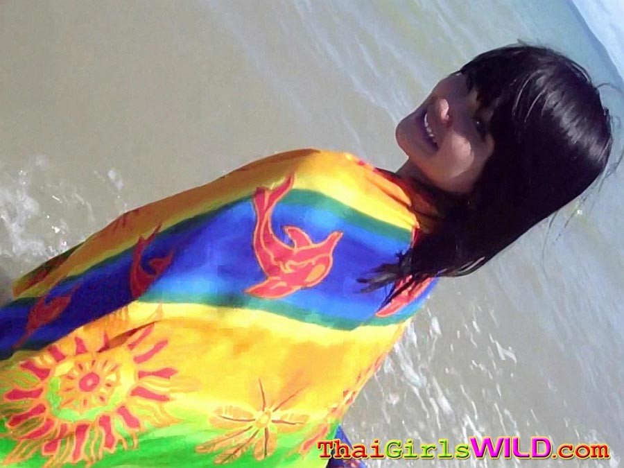 La calda teenager thailandese febe mostra le sue tette vivaci in spiaggia
 #69745247