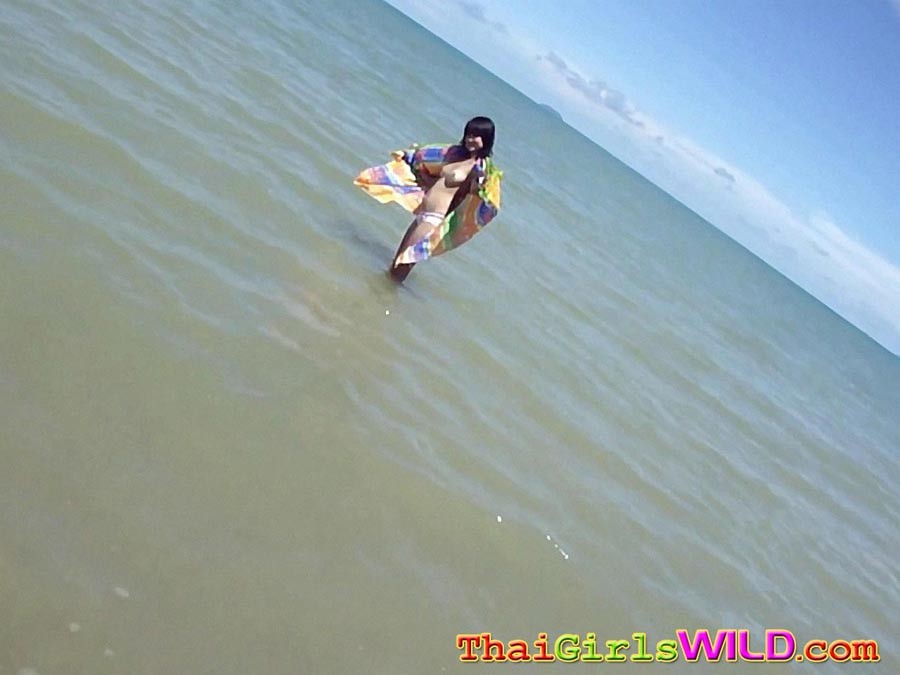 La calda teenager thailandese febe mostra le sue tette vivaci in spiaggia
 #69745264