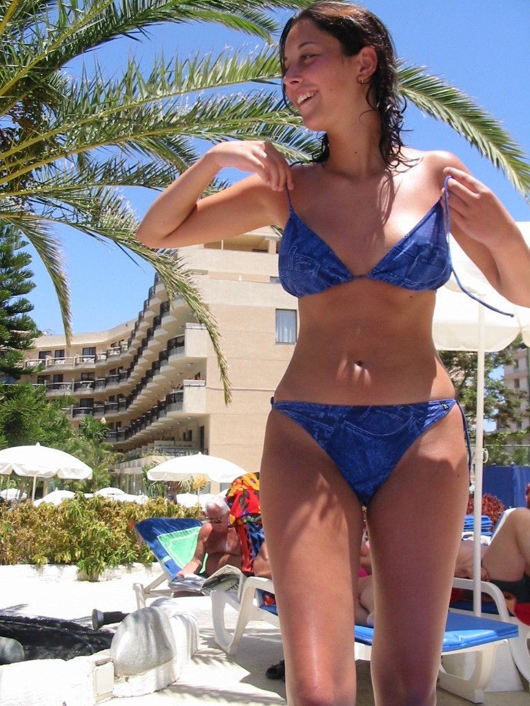 Ragazza amatoriale in bikini nero fa scorrere la mano nella mutandina
 #67816912