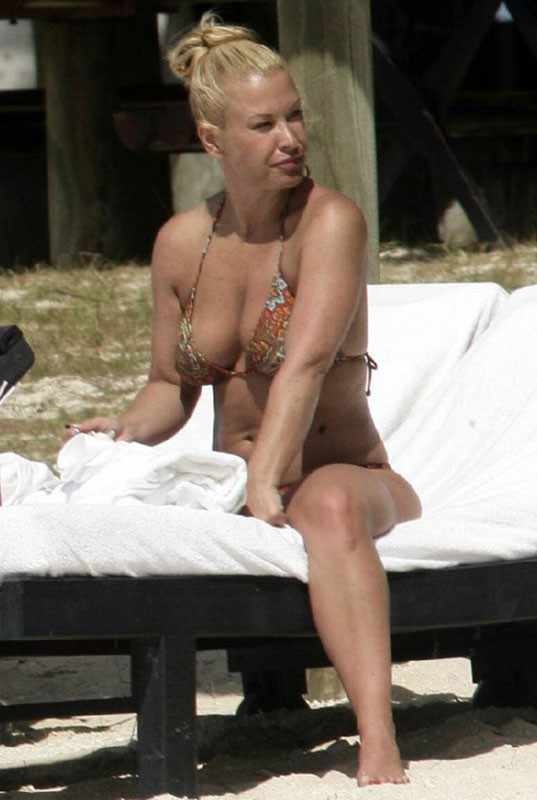 Anastacia böser Arsch im Bikini und engen Tangas
 #75398048