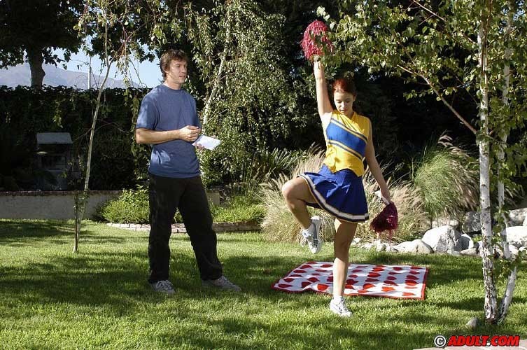 Leckere rothaarige Cheerleaderin fickt gut, um dem Kader beizutreten
 #75472839