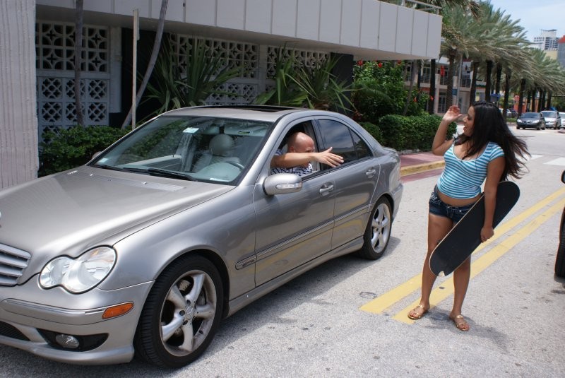 Une jeune auto-stoppeuse sexy, Annika Adams, se fait rouler dessus par son chauffeur.
 #77461222