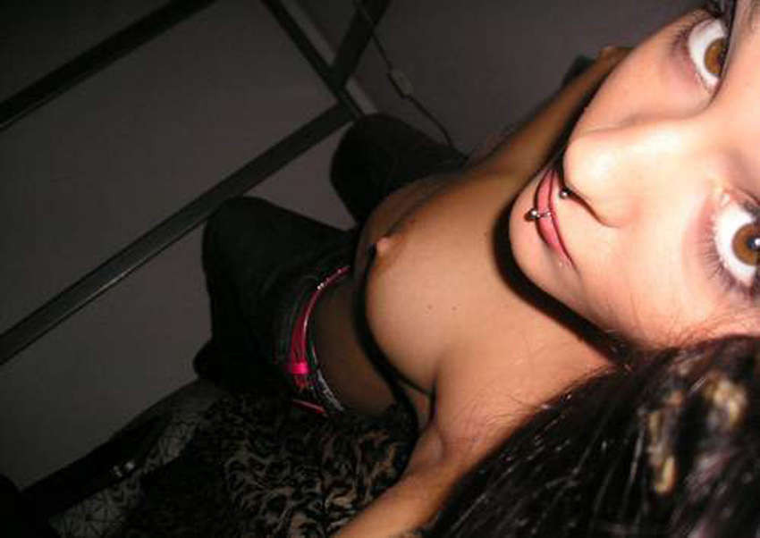 Fotos von einem tätowierten Hottie beim Selbst-Shooting zu Hause
 #75722363