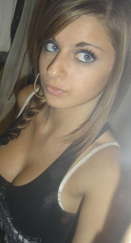 Fotos von einem tätowierten Hottie beim Selbst-Shooting zu Hause
 #75722376