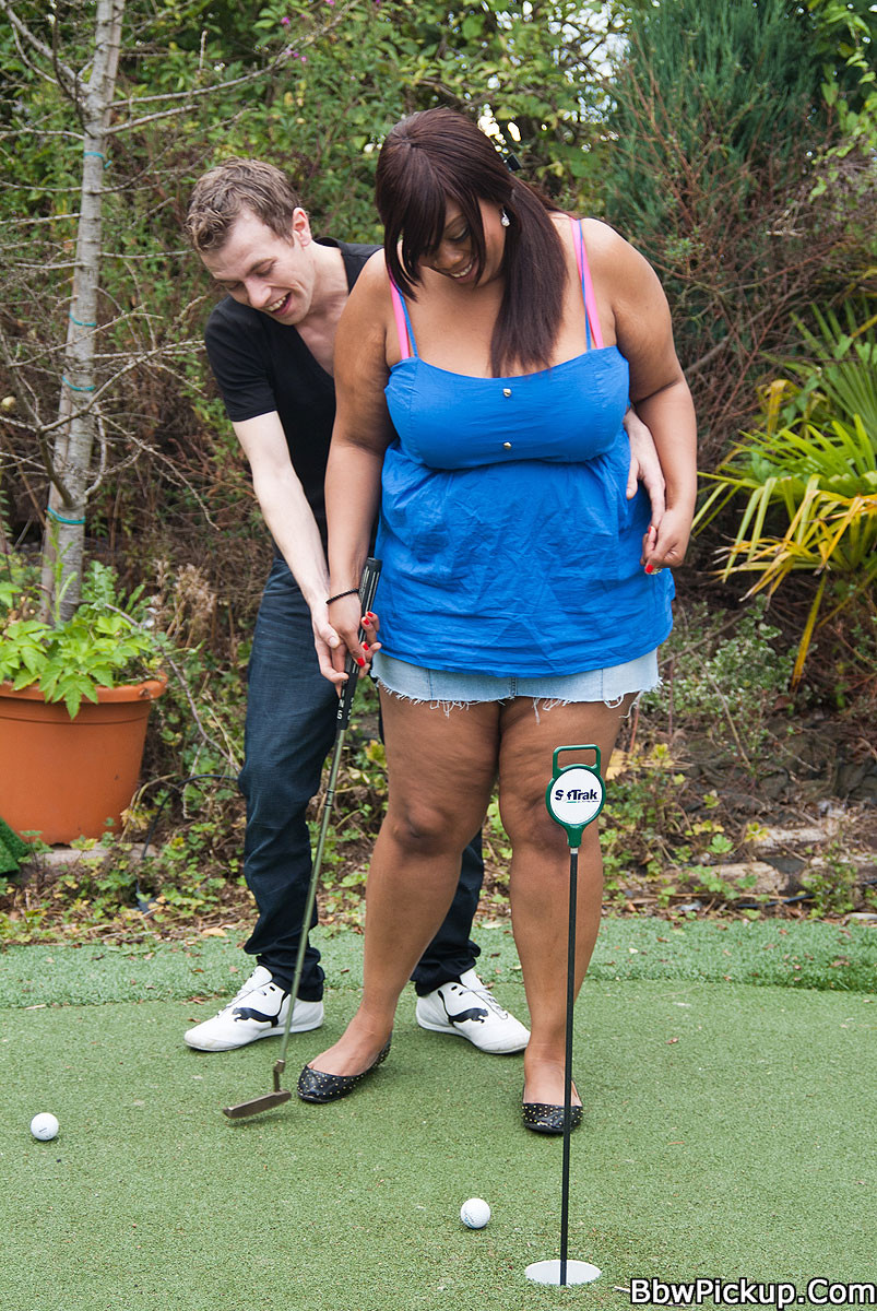 Super süß aussehende schwarze fattie verführt einen Golf-Trainer mit ihren rauchenden Kurven
 #71766354