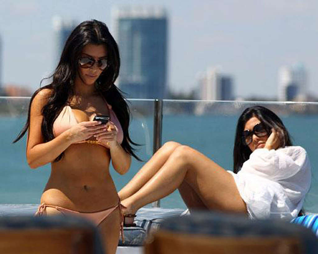 Kim kardashian posant très sexy en bikini sur un yacht et en jupe haute et nue
 #75355576