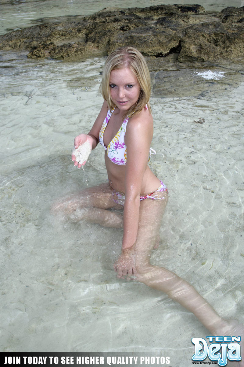 Bikini-Teenie mit Hosenträgern oben ohne am Strand
 #72315365