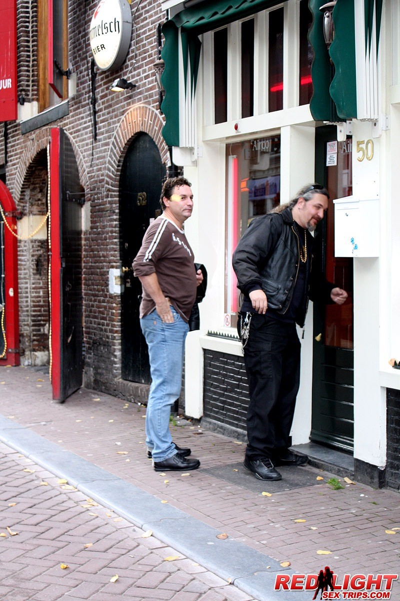 Amsterdam Fenster Hooker erfreuen einen Touristen seinen steifen Schwanz
 #68852037
