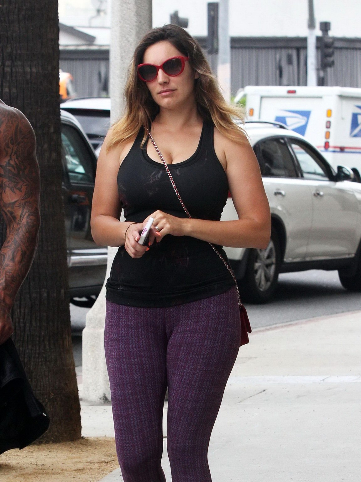 Kelly brook zeigt ihren arsch und cameltoe in strumpfhosen beim verlassen eines fitnessstudios in west holly
 #75190789