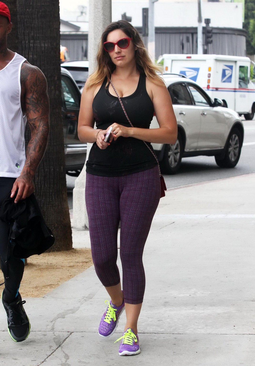 Kelly brook zeigt ihren arsch und cameltoe in strumpfhosen beim verlassen eines fitnessstudios in west holly
 #75190806
