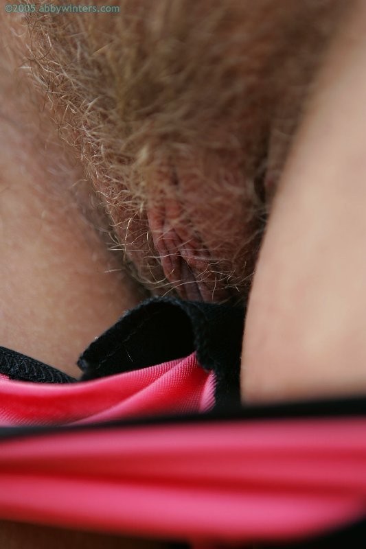 Poppy se desnuda y posa al aire libre
 #78594111