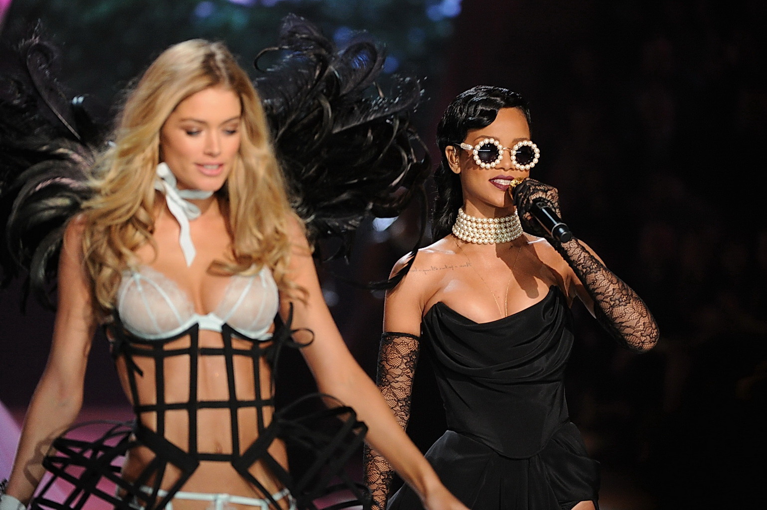 Doutzen kroes trägt zwei durchsichtige Dessous-Sets bei der 2012 victoria's secret fa
 #75248907