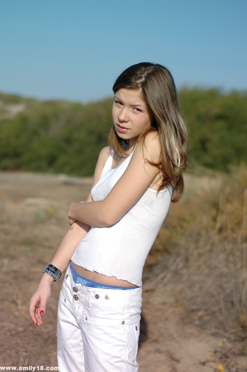 Joven en topless posando junto a su coche al aire libre
 #67152580