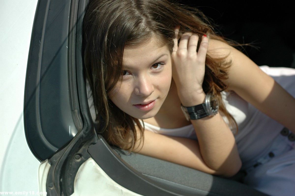 Joven en topless posando junto a su coche al aire libre
 #67152593