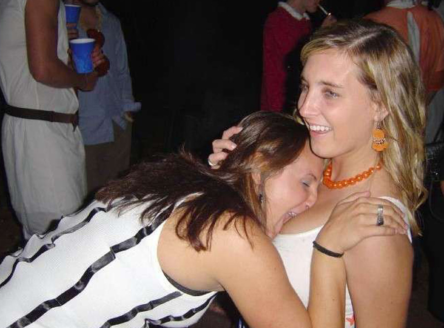 Sexy novias después de mucho alcohol
 #77107021