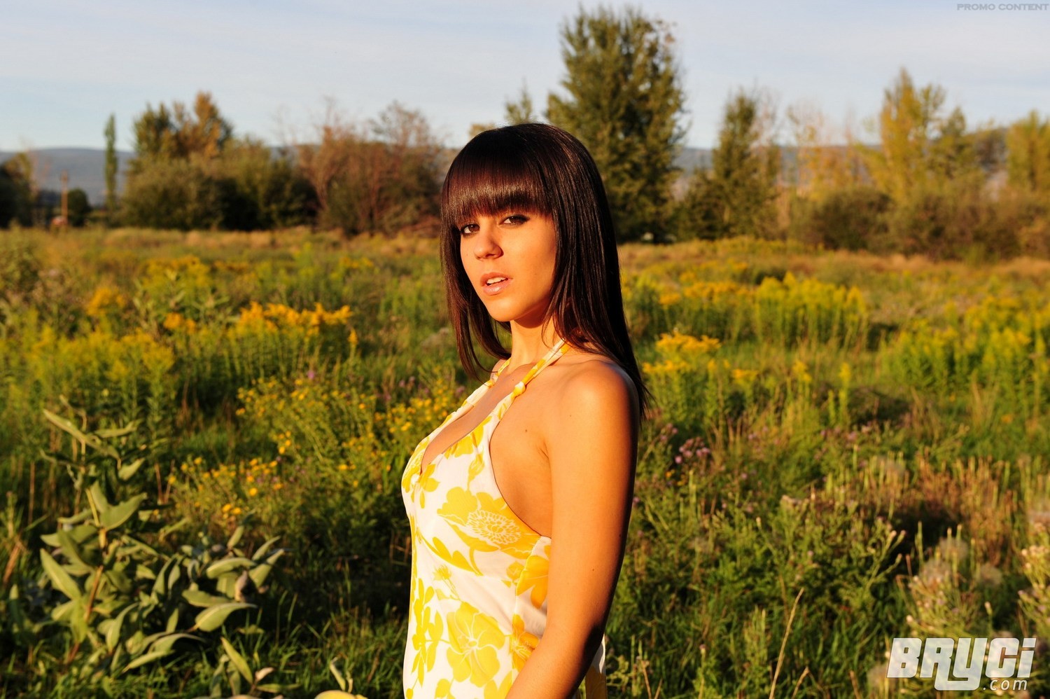 La tetona Bryci expone su cuerpo desnudo
 #74872800