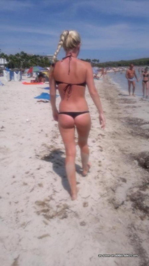 Foto di una ragazza bionda sexy che posa nel suo bikini nero
 #67228757