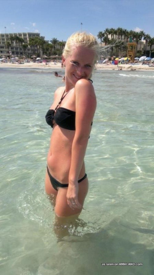 Foto di una ragazza bionda sexy che posa nel suo bikini nero
 #67228763