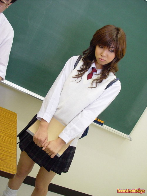 Mignonne jeune étudiante japonaise se faisant percer par deux goujons.
 #70011405