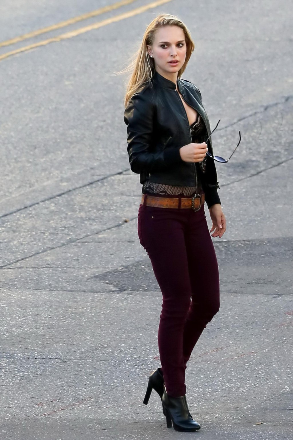 Natalie portman mostrando un enorme escote en el set de una película de terrence malick en au
 #75250100