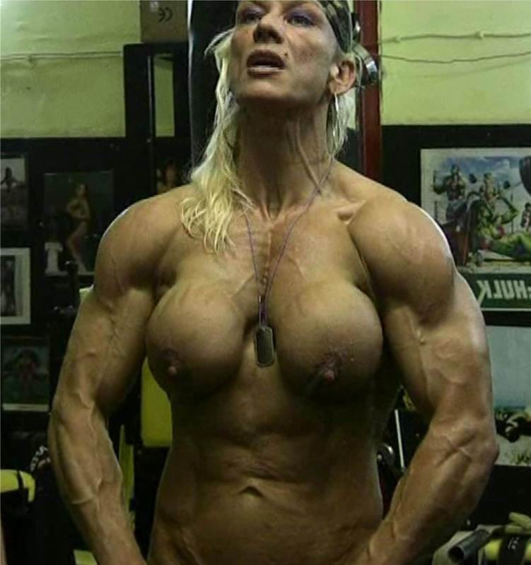 筋肉を見せる女性ボディビルダー
 #76491832