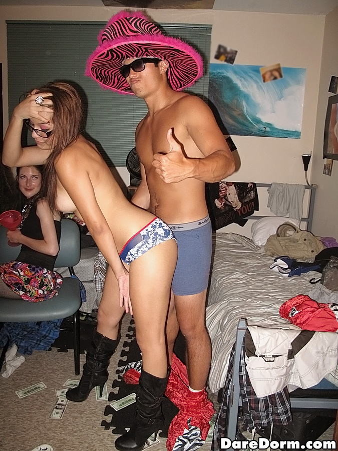 酔っぱらった大学新入生が寮の部屋で裸になってパーティーをする
 #79092007