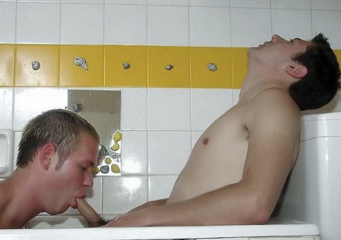 Zwei College-Twinks saugen sich gegenseitig den Schwanz in einer Badehalle
 #76933402