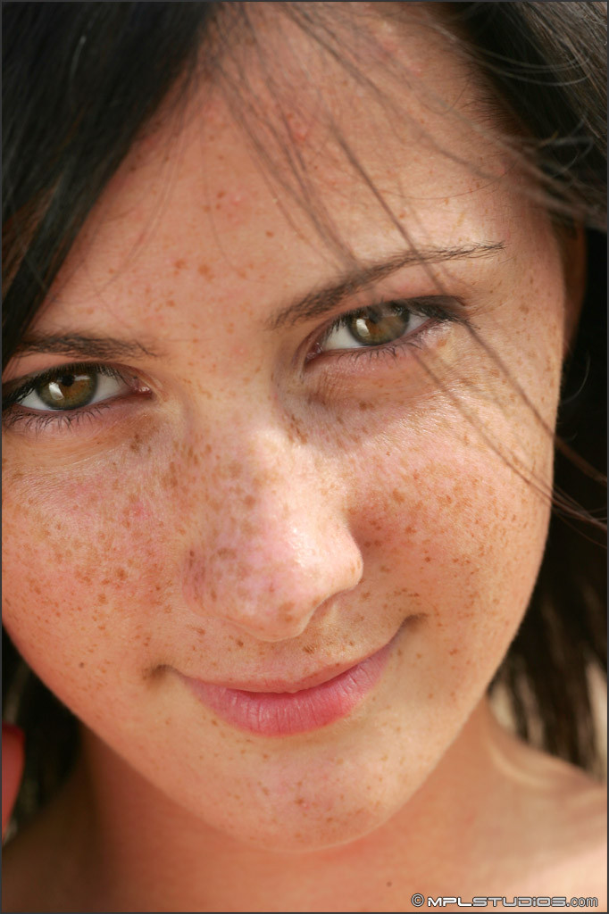 Jeune brune avec d'énormes lèvres de chatte posant nue en plein air.
 #78630036